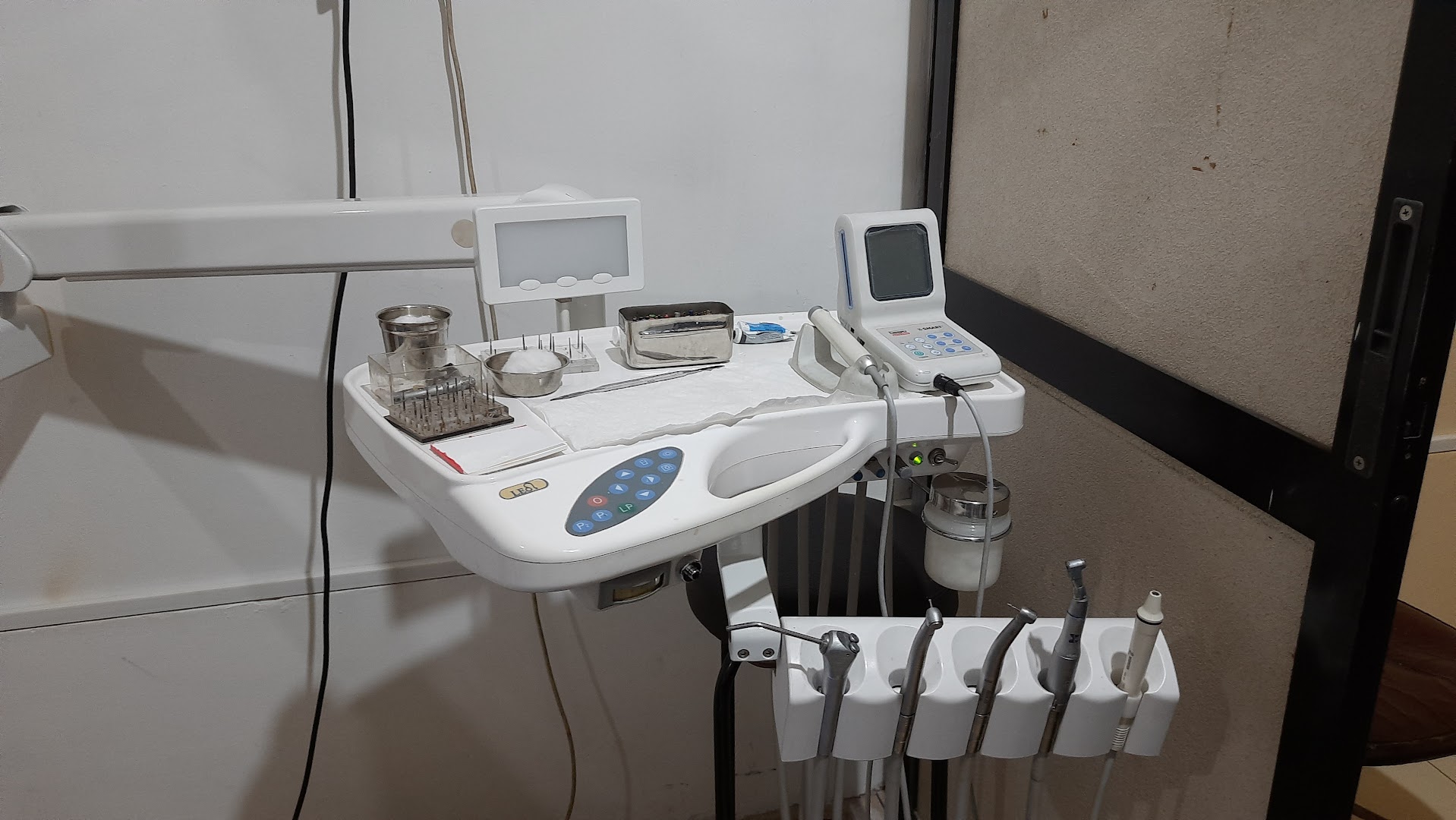 Instrument tray and dental equipment in the treatment room